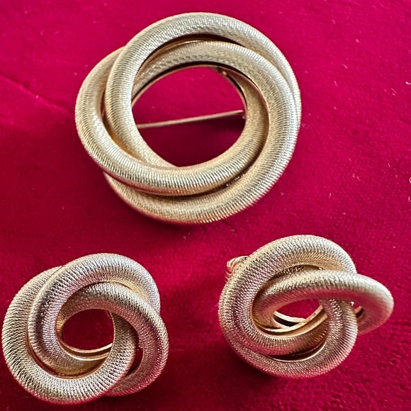Vintage Sarah Coventry Gold Tone Twisted Circle Brooch And Earring Jewelry Set. - Picture 2 of 8